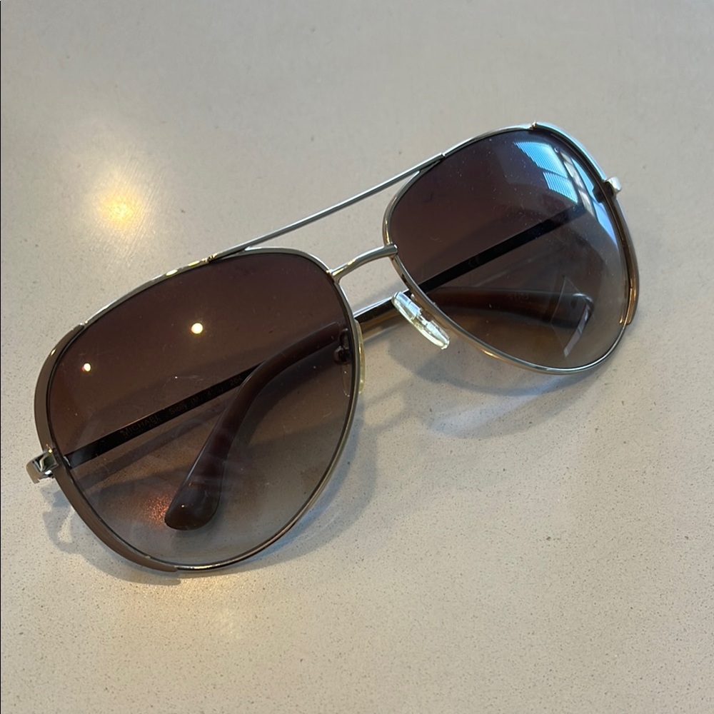 Stylish Aviator Sunglasses with Brown Lenses